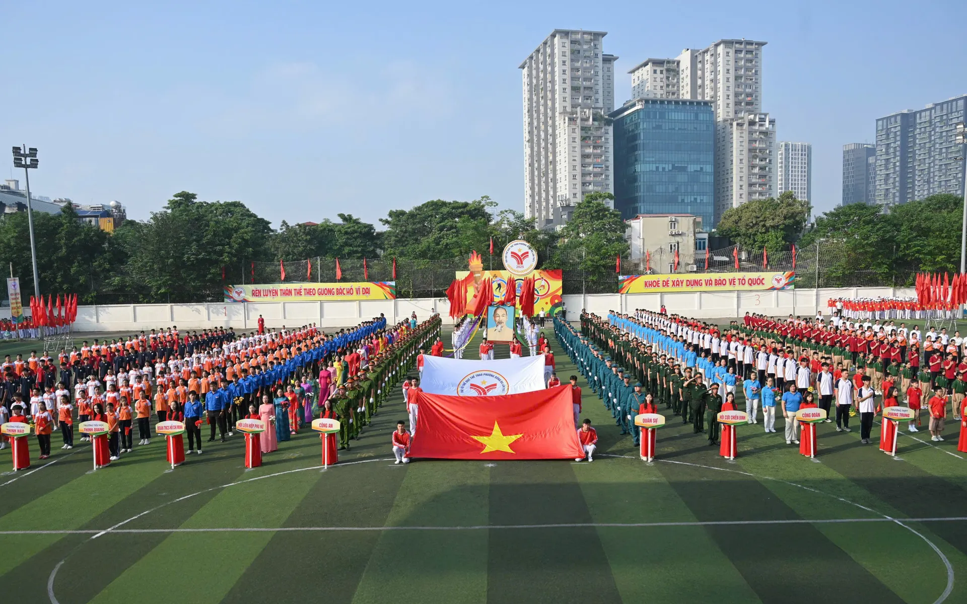 Các đại biểu và vận động viên thực hiện nghi Lễ chào cờ.