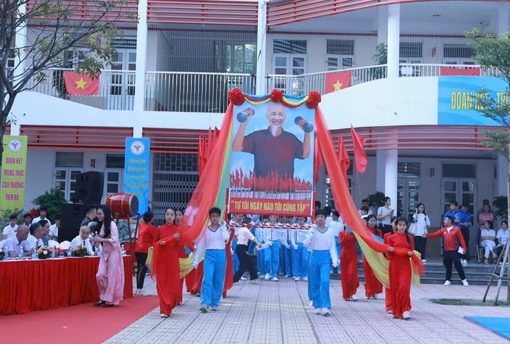 អត្តពលិក 600 នាក់បានចូលរួមពិធីបុណ្យកីឡា Hoang Mai Ward លើកទី 1 - រូបថត 1. 600 vận động viên tham gia Đại hội thể dục, thể thao phường Hoàng Mai lần thứ I- Ảnh 1.