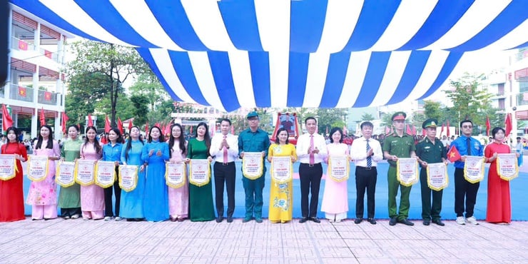 អត្តពលិក 600 នាក់បានចូលរួមពិធីបុណ្យកីឡា Hoang Mai Ward លើកទី 1 - រូបថត 7 ។ 600 vận động viên tham gia Đại hội thể dục, thể thao phường Hoàng Mai lần thứ I- Ảnh 7.