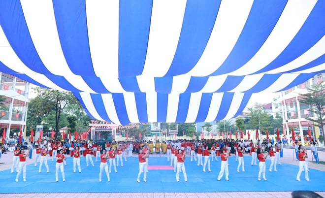 អត្តពលិក 600 នាក់បានចូលរួមមហោស្រពកីឡា Hoang Mai Ward លើកទី 1 - រូបថត 11 ។ 600 vận động viên tham gia Đại hội thể dục, thể thao phường Hoàng Mai lần thứ I- Ảnh 11.