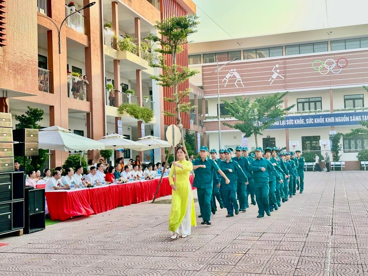 អត្តពលិកជិត១.៥០០នាក់បានចូលរួមមហោស្រពកីឡាឃុំដាយថាញ់លើកទី១ឆ្នាំ២០២៥ - រូបថត១. Gần 1.500 vận động viên tham gia Đại hội Thể dục Thể thao xã Đại Thanh lần thứ I, năm 2025- Ảnh 1.