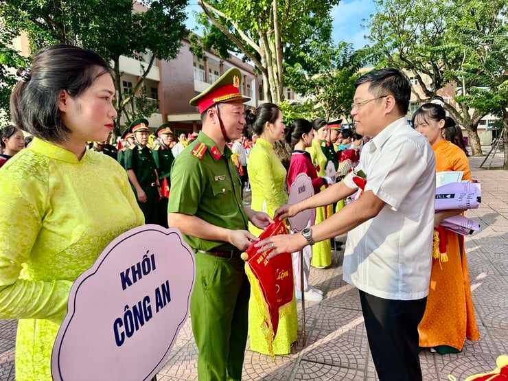 អត្តពលិកជិត១.៥០០នាក់បានចូលរួមមហោស្រពកីឡាឃុំដាយថាញ់លើកទី១ឆ្នាំ២០២៥ - រូបថតទី៥។ Gần 1.500 vận động viên tham gia Đại hội Thể dục Thể thao xã Đại Thanh lần thứ I, năm 2025- Ảnh 5.
