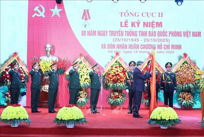 Secretaris-generaal Lam bevestigde de rol van de Defensie-inlichtingendienst bij de bescherming van het vaderland - Foto 2. Tổng Bí thư Tô Lâm khẳng định vai trò Tình báo Quốc phòng trong bảo vệ Tổ quốc - Ảnh 2.