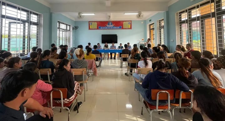 ថ្នាក់ដឹកនាំមន្ទីរអប់រំ និងបណ្តុះបណ្តាល រដ្ឋបាលឃុំគឹម ង៉ន និងក្រុមប្រឹក្សានាយកសាលាបឋមសិក្សាគឹម ង៉ន ធ្វើការជាមួយឪពុកម្តាយ។ (រូបថត៖ B.T)