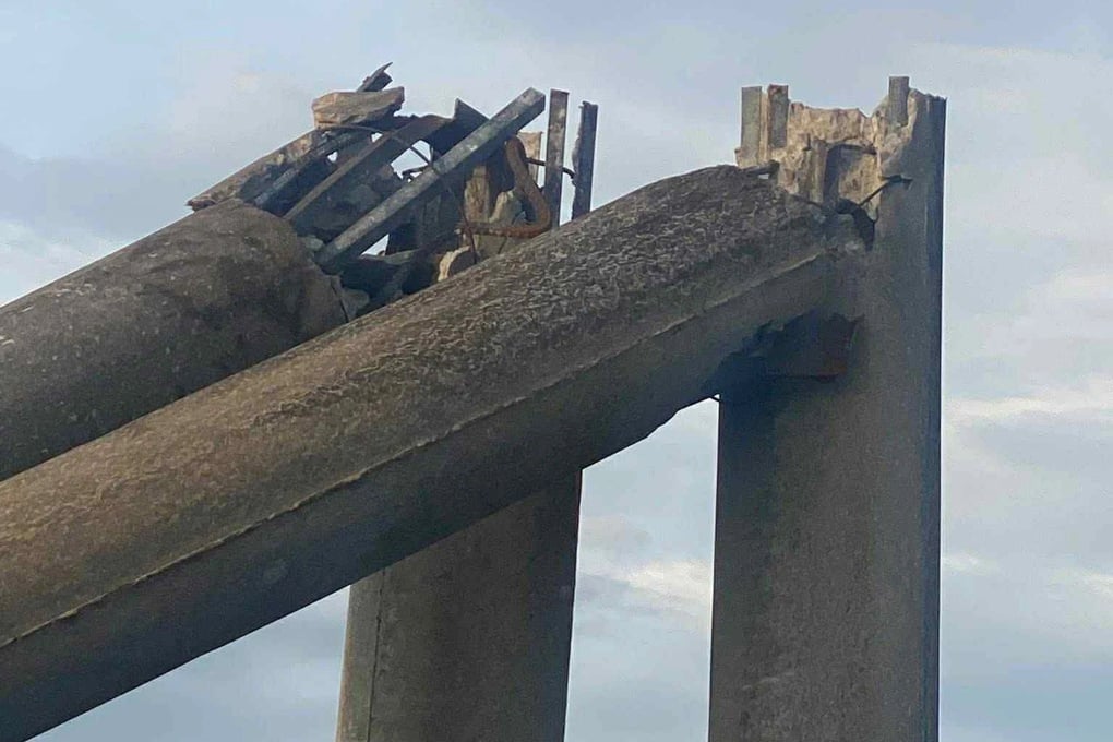 Cột điện bê tông tại Hà Tĩnh gãy đổ sau bão Bualoi, điện lực lên tiếng  - 1
