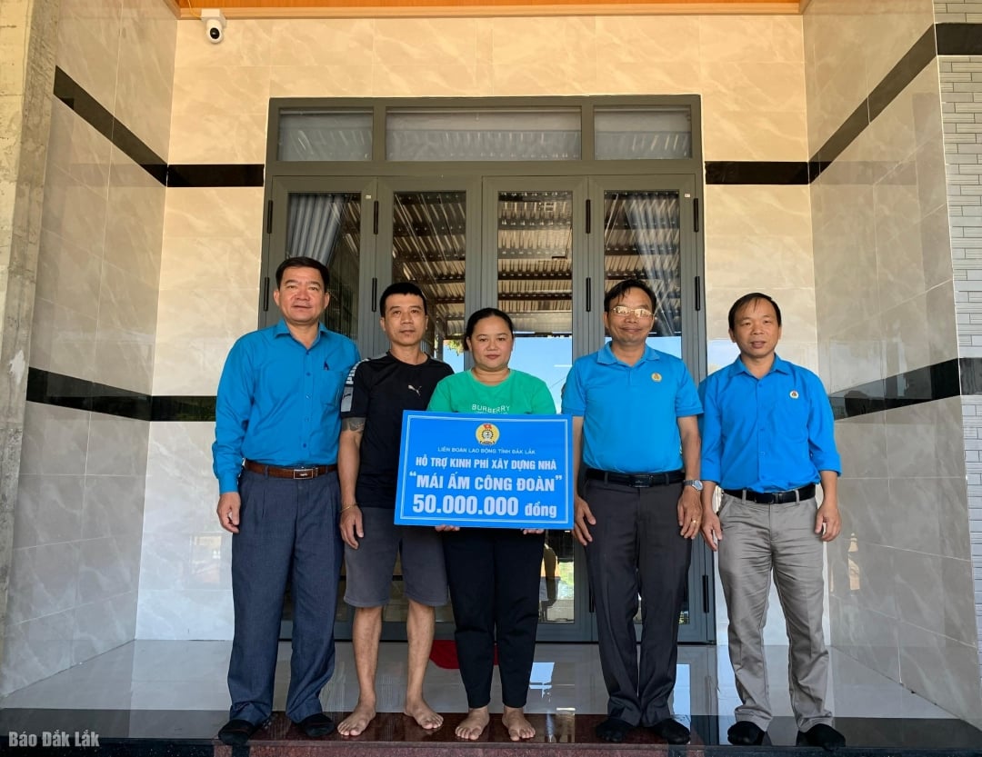 ថ្នាក់​ដឹក​នាំ​សហព័ន្ធ​ការងារ​ខេត្ត និង​អាជ្ញាធរ​មូលដ្ឋាន​បាន​ប្រគល់​ថវិកា​ជួយ​ដល់​ការ​សាងសង់​ផ្ទះ​ជូន​គ្រួសារ​សមាជិក​សហជីព​ Nguyen Thi Cam Huong។