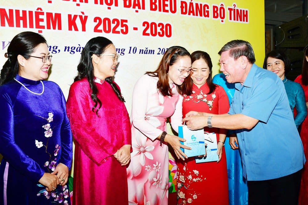 សមមិត្ត Tran Van Ron - សមាជិកគណៈកម្មាធិការមជ្ឈិមបក្ស អនុប្រធានអចិន្ត្រៃយ៍នៃគណៈកម្មាធិការអធិការកិច្ចមជ្ឈិមបានជូនអំណោយដល់ថ្នាក់ដឹកនាំខេត្តជាស្ត្រី។