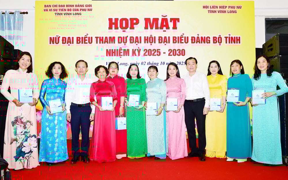 សមមិត្ត Nguyen Minh Dung - លេខារងគណៈកម្មាធិការបក្សខេត្ត ប្រធានក្រុមប្រឹក្សាប្រជាជនខេត្ត និងសមមិត្ត Nguyen Van Hieu - សមាជិកគណៈកម្មាធិការអចិន្ត្រៃយ៍បក្សខេត្ត ប្រធានគណៈកម្មាធិការរៀបចំគណៈកម្មាធិការបក្សខេត្ត ជូនអំណោយដល់ប្រតិភូជាស្ត្រី។