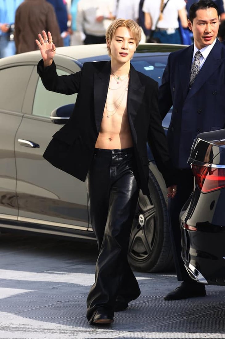 Jimin BTS gây sốt tại Paris Fashion Week; Jisoo BlackPink bị chê mặc như bồi bàn - Ảnh 2.