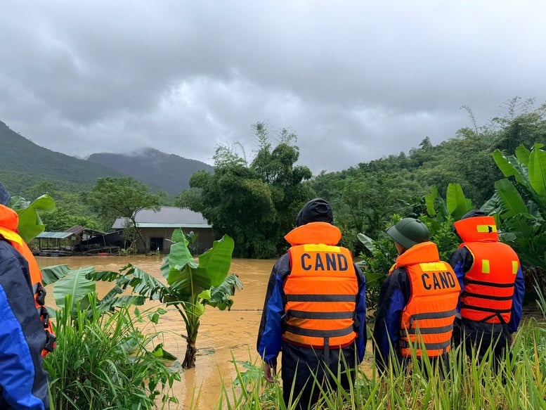 Giữa lũ dữ, một cuộc giải cứu nghẹt thở: Hình ảnh đẹp của người chiến sĩ Công an Nhân dân- Ảnh 1.