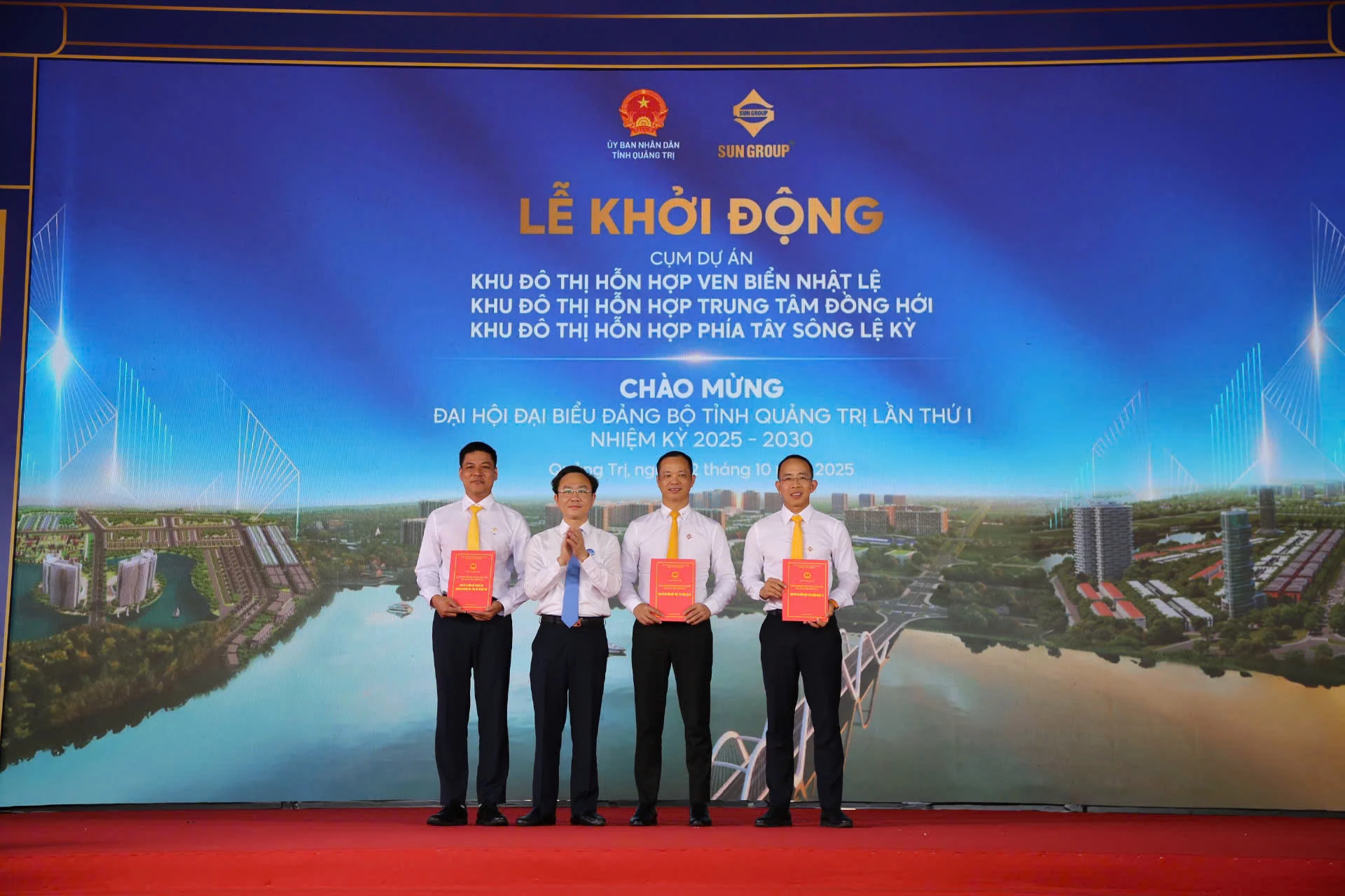 Genosse Hoang Xuan Tan – stellvertretender Vorsitzender des Volkskomitees der Provinz Quang Tri – überreichte dem Investor das Zertifikat – Foto: Quoc Viet