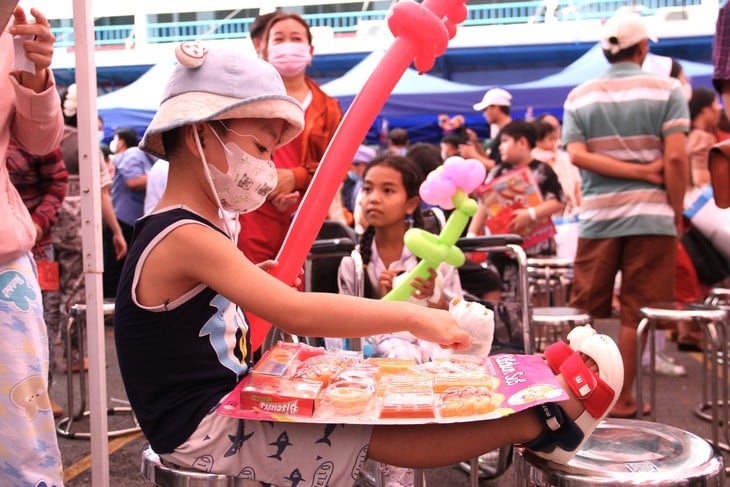 Gần 2.000 phần quà Trung thu tặng bệnh nhi Bệnh viện Nhi đồng 1 - Ảnh 4.