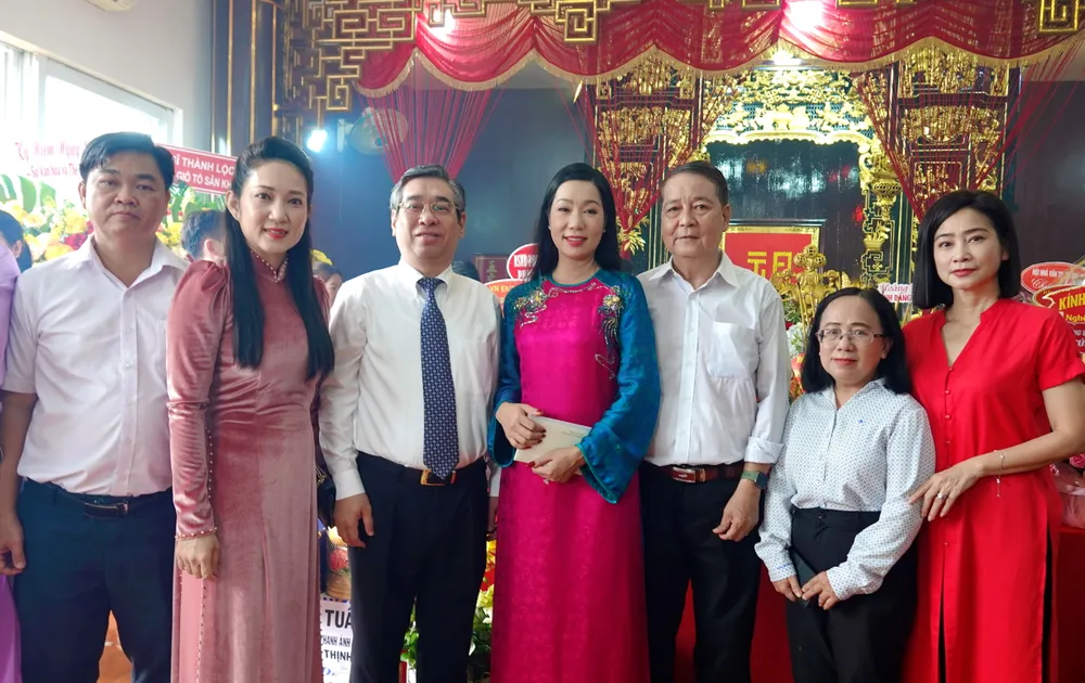 អនុលេខាគណៈកម្មាធិការបក្សទីក្រុងហូជីមិញ ប្រធានគណៈកម្មាធិការរណសិរ្សមាតុភូមិវៀតណាម ទីក្រុងហូជីមិញ លោក Nguyen Phuoc Loc និងថ្នាក់ដឹកនាំគណៈកម្មាធិការឃោសនា និងចលនាមហាជននៃគណៈកម្មាធិការបក្សទីក្រុងហូជីមិញ មន្ទីរវប្បធម៌ កីឡា និងទេសចរណ៍ទីក្រុងហូជីមិញ បានថតរូបអនុស្សាវរីយ៍ជាមួយសិល្បករ សិល្បការិនី នៅរោងមហោស្រពឆ្នាំ ២០២៥។ រូបថត៖ THUY BINH
