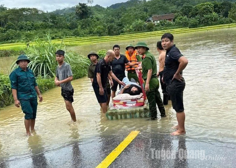 Kim Binh commune forces supported taking teacher Hoang Thi Kim Oanh to the emergency room.