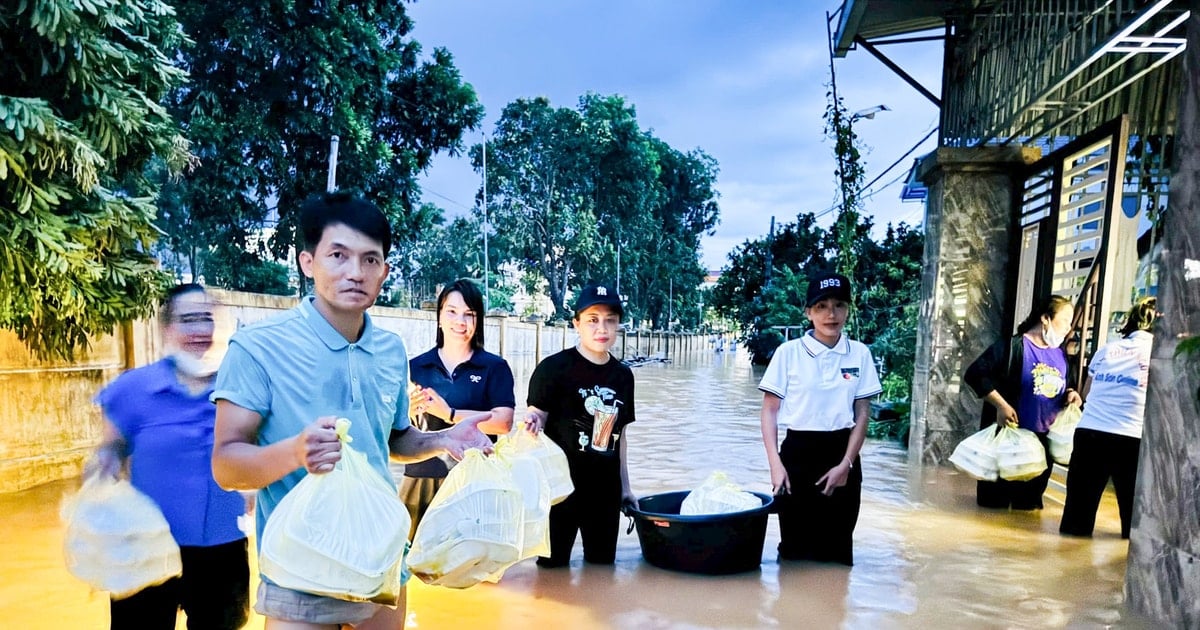 Những bữa cơm ấm lòng ngày lũ...