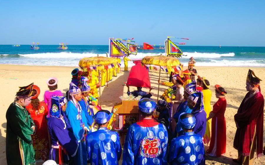 le-nghinh-than-nam-hai-trong-le-hoi-cau-ngu-van-dam-xuong-lyjpg.jpg