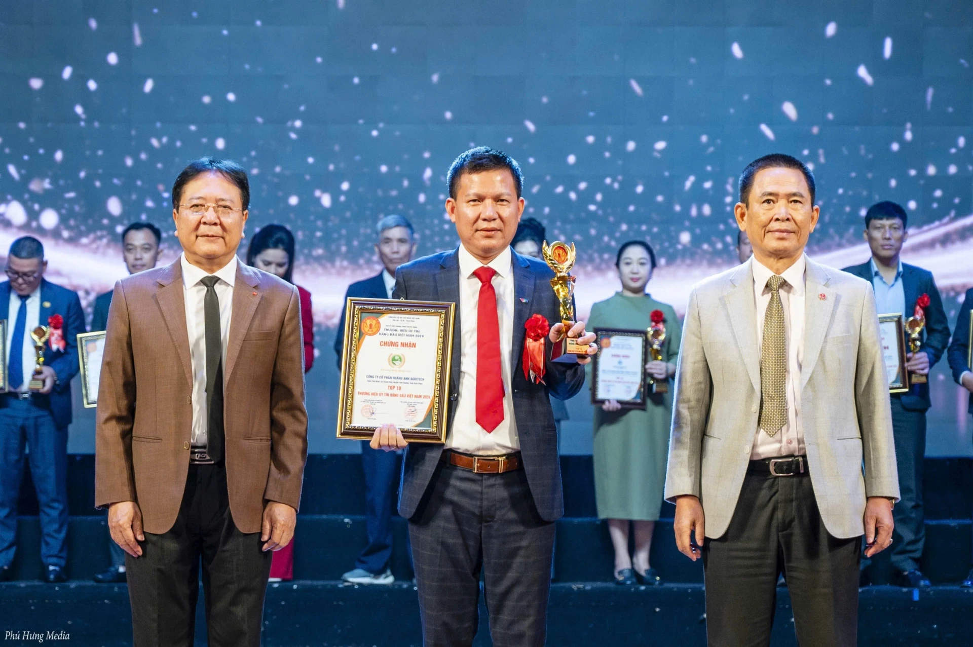 លោក Tran Van Tu (កណ្តាល) ទទួលបានពានរង្វាន់សម្រាប់ម៉ាកយីហោល្បីៗបំផុតទាំង ១០ នៅវៀតណាមក្នុងឆ្នាំ ២០២៤ - រូបថត៖ NVCC