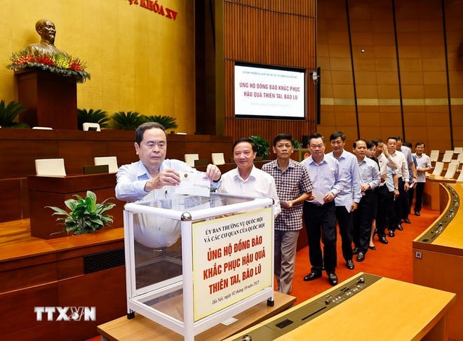 ttxvn-0210-chu-tich-quoc-hoi-ung-ho-dong-bao-bao-lu.jpg