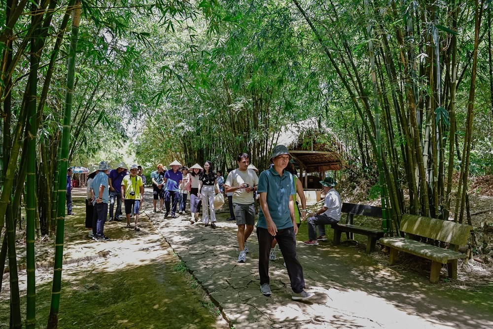 Du khách tham quan Địa đạo Vịnh Mốc.