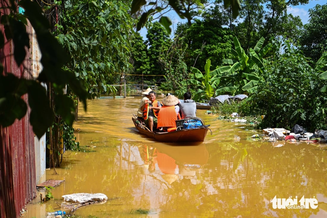 Sống giữa con nước ở Hà Nội trong ngày lũ sông Hồng đạt đỉnh - Ảnh 17.