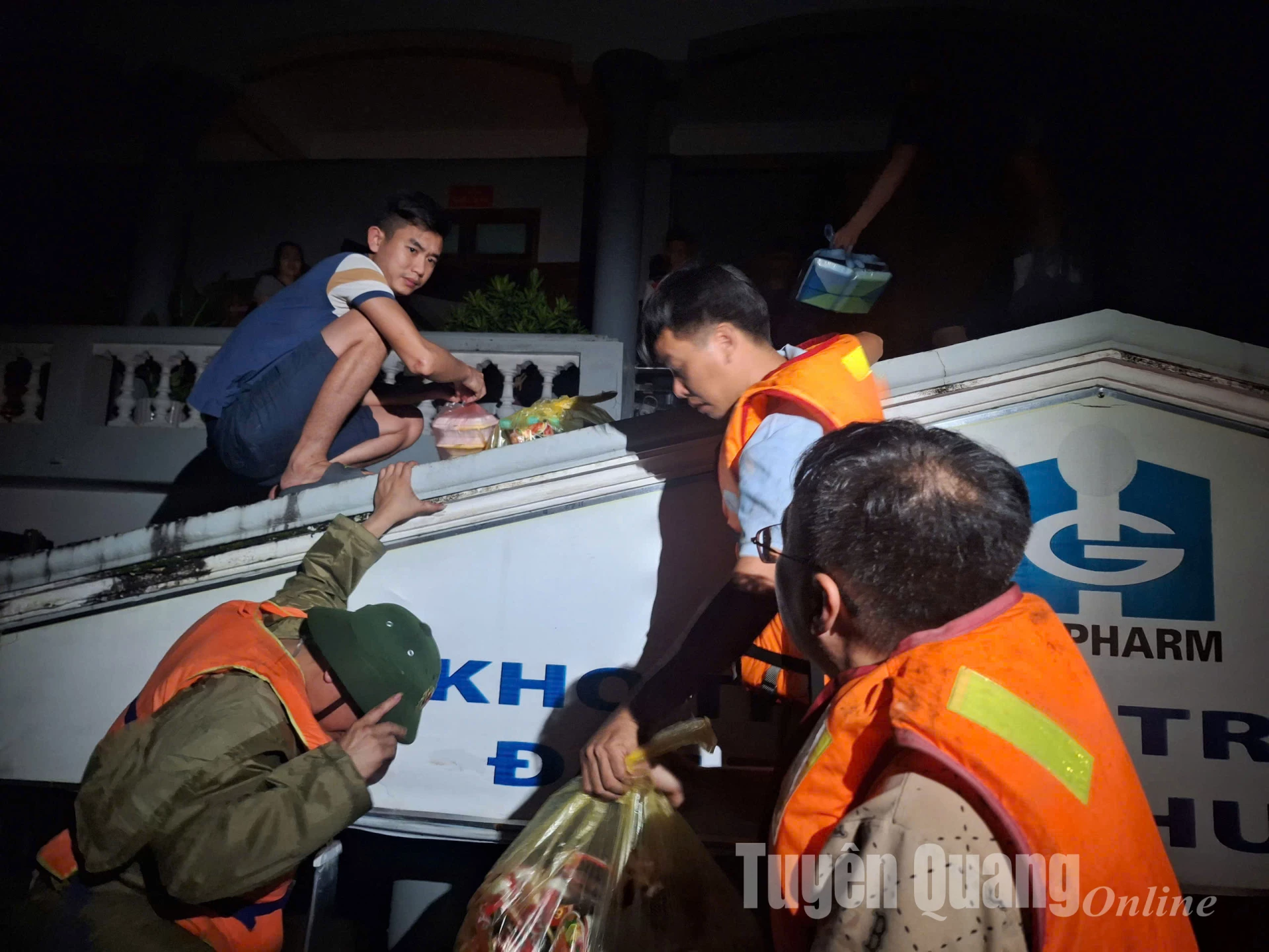 នៅ​យប់​ថ្ងៃ​ទី​១ ខែ​តុលា កញ្ចប់​ជំនួយ​ត្រូវ​បាន​ចែក​ជូន​ប្រជាពលរដ្ឋ​នៅ​តំបន់​រងគ្រោះ​ដោយ​ទឹក​ជំនន់។