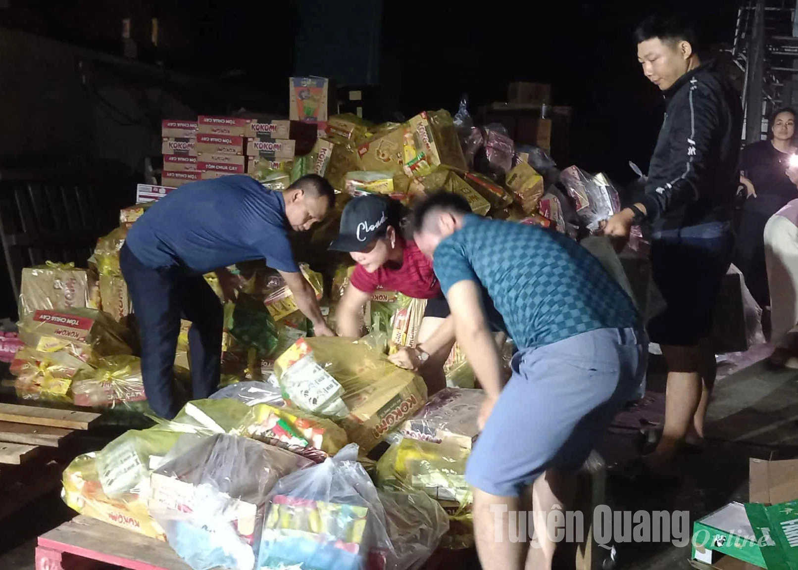 រៀបចំកញ្ចប់ជំនួយសម្រាប់មនុស្ស។