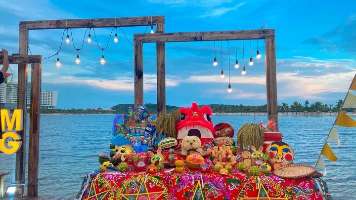 នៅកណ្តាលឆ្នេរ Do Son ដ៏ស្រស់បំព្រង ថាសពិធីបុណ្យពាក់កណ្តាលរដូវស្លឹកឈើជ្រុះ ត្រូវបានតុបតែងយ៉ាងឱឡារិកជាមួយនឹងនំព្រះខែ ផ្លែឈើ និងចង្កៀងផ្កាយចម្រុះពណ៌។ (រូបថត៖ ទឹកដោះគោស្រស់ពីបេះដូង)