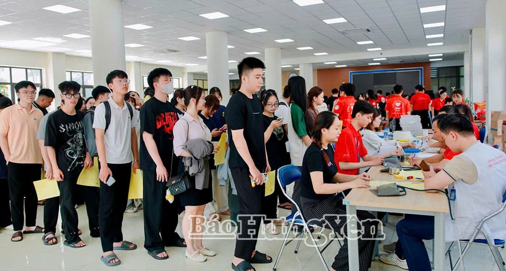 Rất đông tình nguyện viên tham gia hiến máu tại Trường Đại học Tài chính – Quản trị kinh doanh (cơ sở 2).