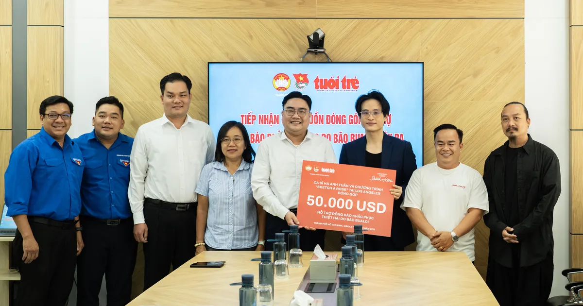 Ca sĩ Hà Anh Tuấn và ê-kíp chương trình “Sketch A Rose” trao hơn 1,3 tỷ đồng ủng hộ đồng bào bị bão lũ