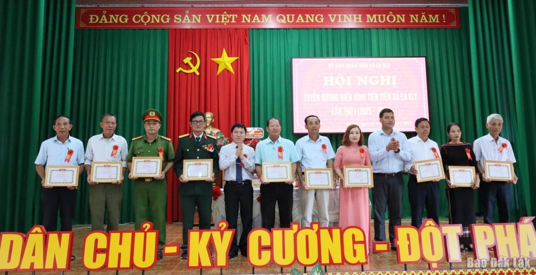 សមូហភាពកម្រិតខ្ពស់ធម្មតាត្រូវបានផ្តល់កិត្តិយសនៅក្នុងសន្និសីទ។