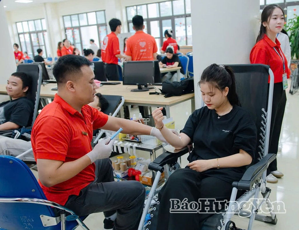 Các tình nguyện viên tại khu vực lấy máu.
