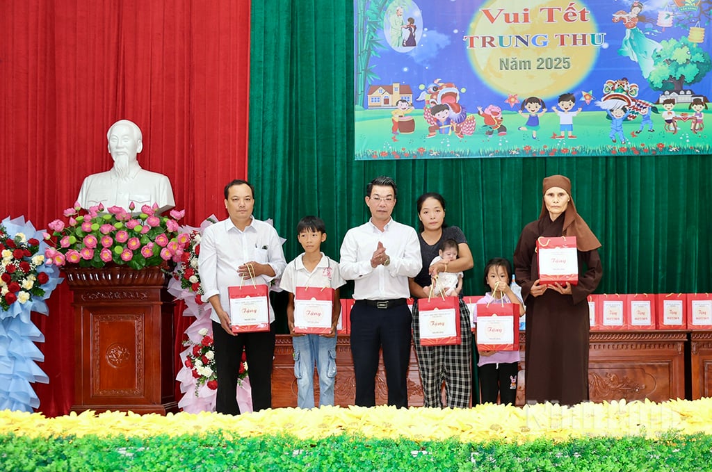 Đồng chí Nguyễn Hoàng Hà, Ủy viên Ban Thường vụ Tỉnh ủy, Phó Chủ tịch thường trực Ủy Ban MTTQ Việt Nam tỉnh tặng quà Tết Trung thu cho các cháu thiếu niên, nhi đồng xã Yên Cường có hoàn cảnh đặc biệt khó khăn.