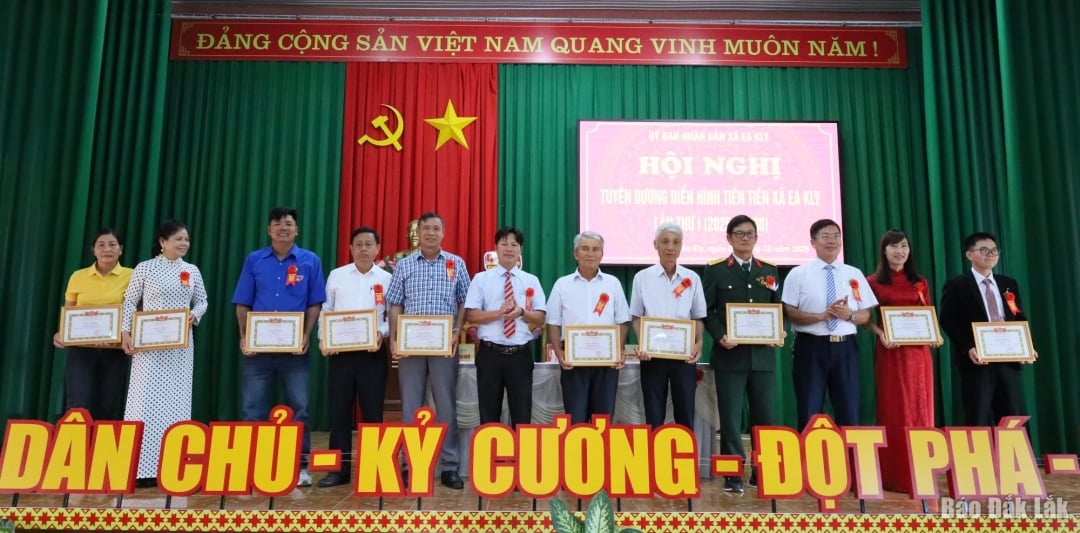 បុគ្គល​កម្រិត​ខ្ពស់​ធម្មតា​ត្រូវ​បាន​ផ្តល់​កិត្តិយស​ក្នុង​សន្និសីទ។