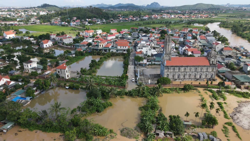 Derzeit sind mehr als 100 Haushalte in den Gebieten Ben Trieu, Binh Luc Thuong, Dong Tan und La Duong (Bezirk Dong Trieu) aufgrund der Flut und des Hochwassers am Fluss Kinh Thay überflutet.