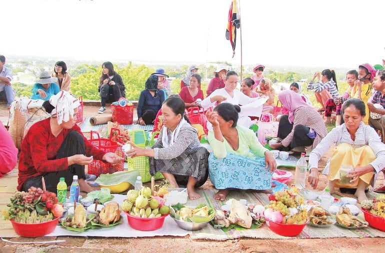 dong-bao-cham-chuan-bi-cung-to-tien-trong-le-hoi-kate.jpg