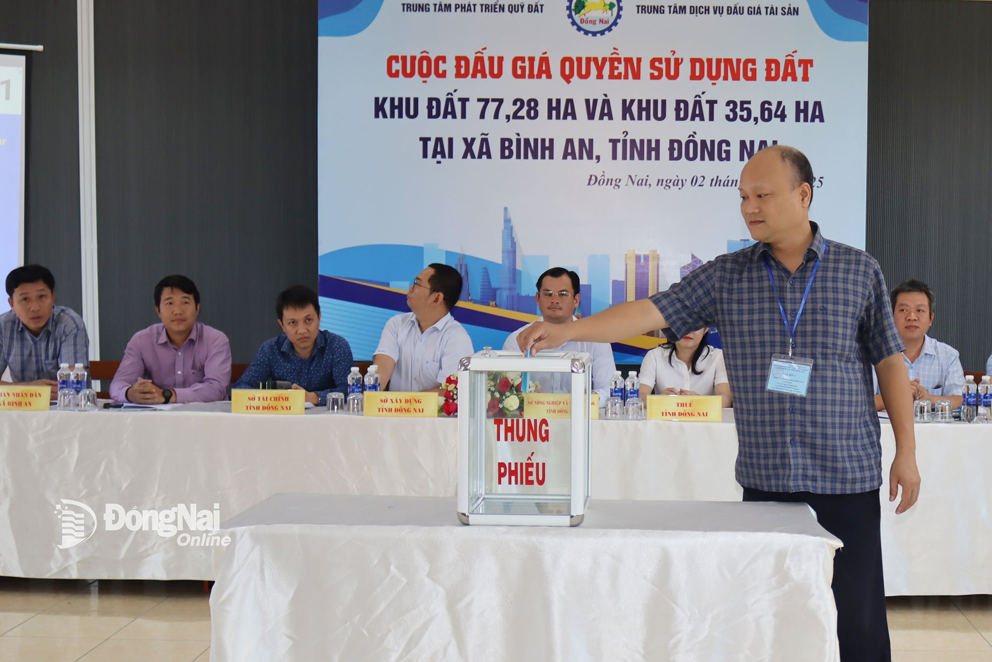 Khách hàng bỏ phiếu đấu giá khu đất hơn 77ha. Ảnh: Hoàng Lộc
