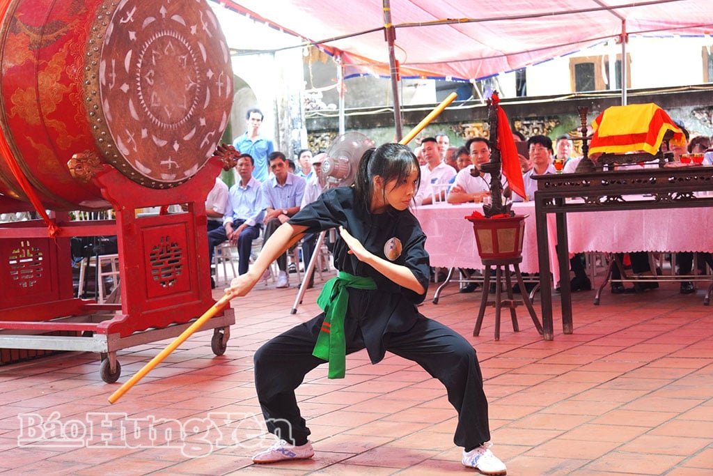 ការសម្តែងក្បាច់គុននៅក្នុងពិធីបុណ្យប្រពៃណីនៃផ្ទះសហគមន៍ Hiep Luc ។