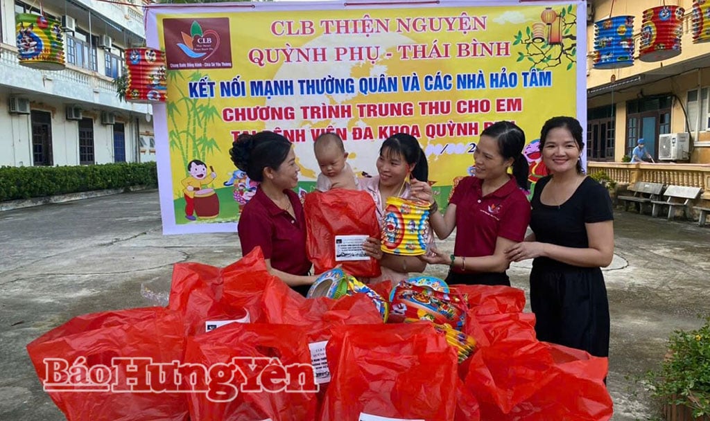 Tặng quà cho bệnh nhi đang điều trị tại bệnh viện.