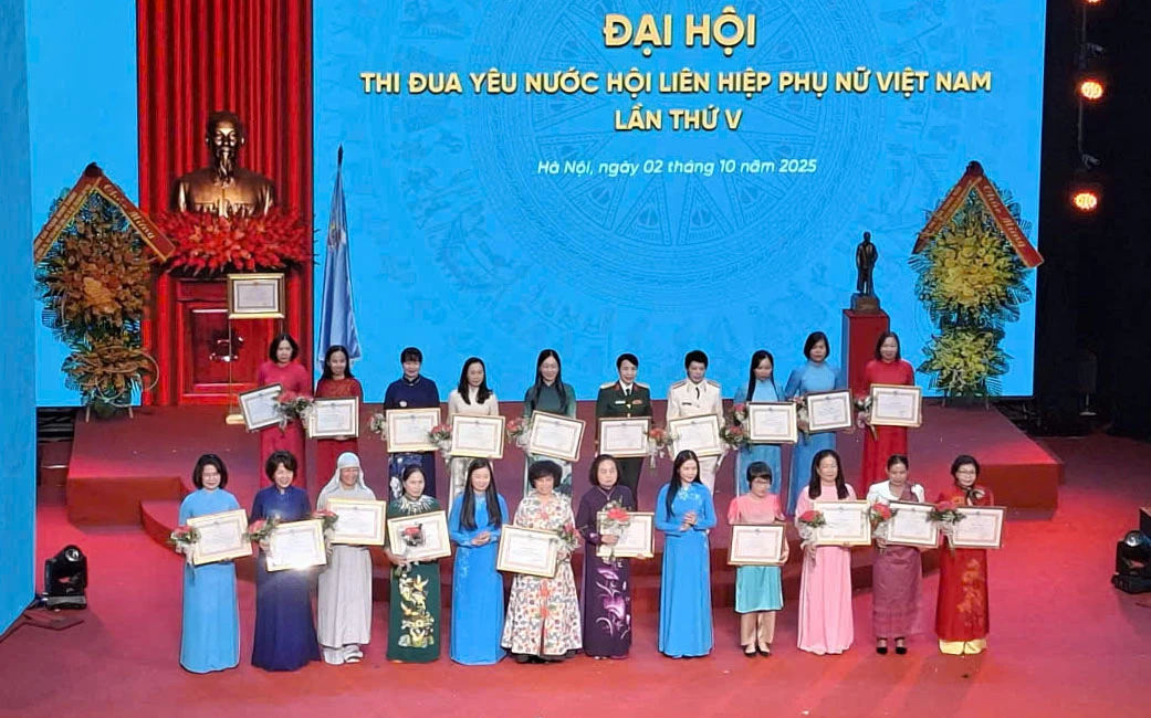 លោកស្រី Nguyen Thi Kim Hoa (ជួរមុខ ទី៤ ពីស្តាំ) បានទទួលប័ណ្ណសរសើរក្នុងពិធីនេះ។