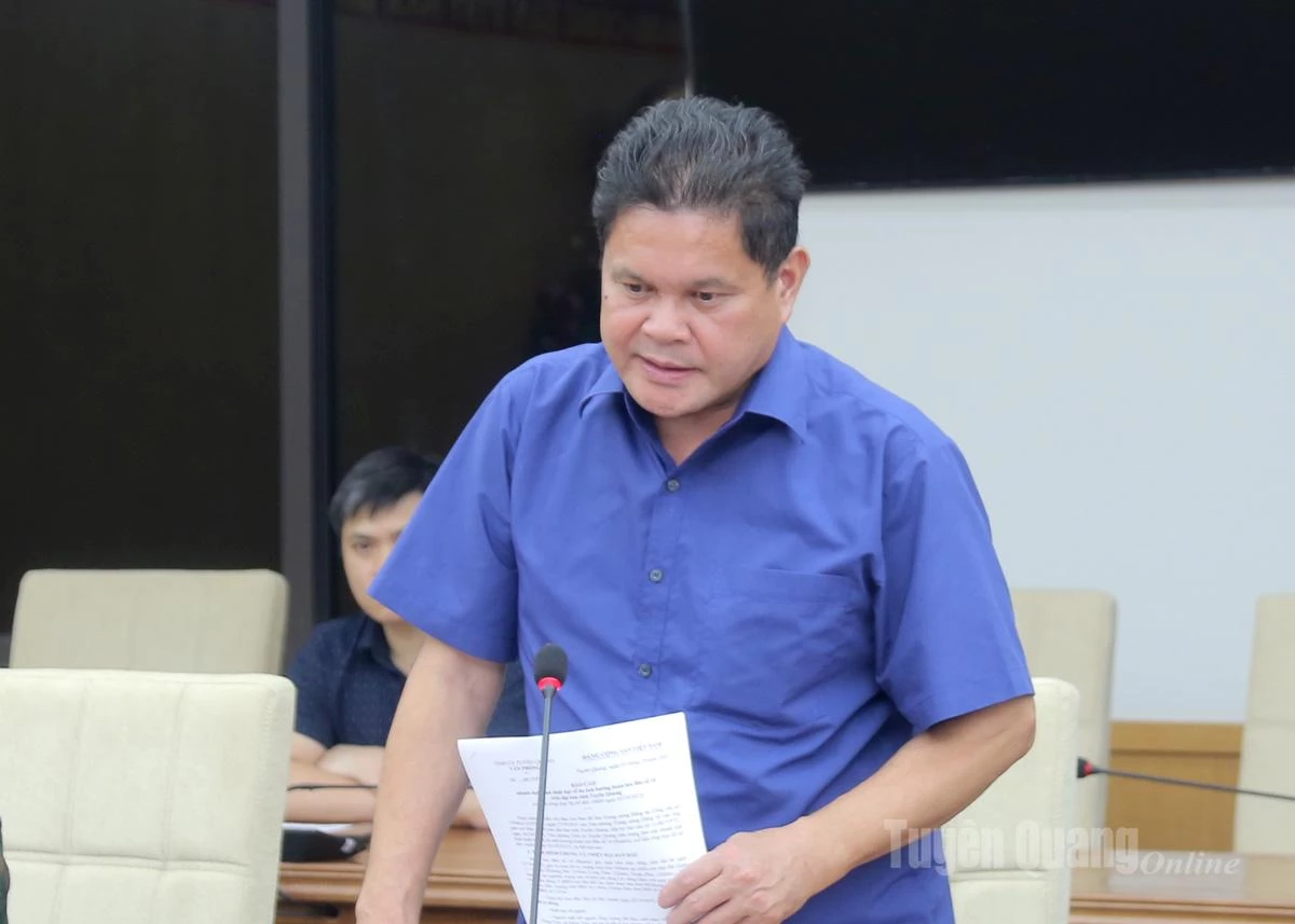 សមមិត្ត Vang Seo Con សមាជិកគណៈកម្មាធិការបក្សខេត្ត លេខាគណៈកម្មាធិការបក្សសង្កាត់ Ha Giang 2 បានរាយការណ៍អំពីការខូចខាតដោយសារទឹកជំនន់នៅតំបន់នោះ។