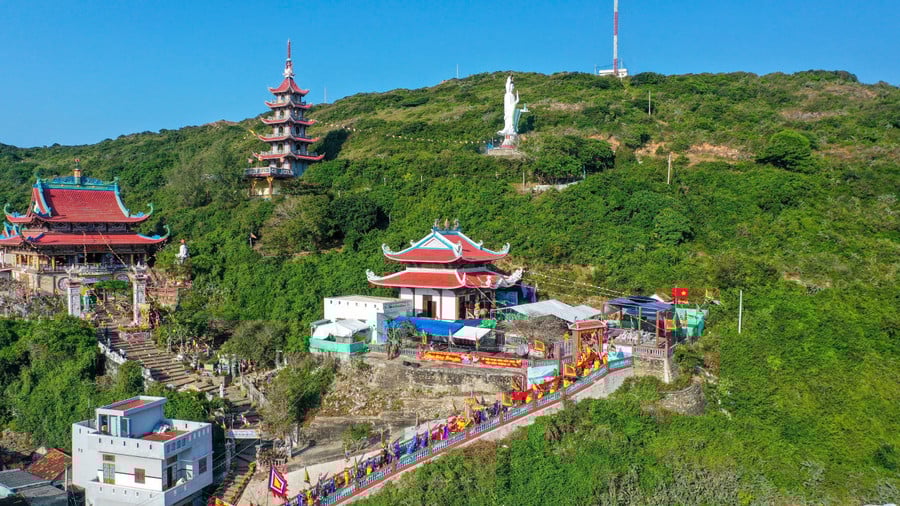lang-ong-nam-hai-van-dam-xuong-ly-toa-lac-tren-trien-nui-donjpg.jpg