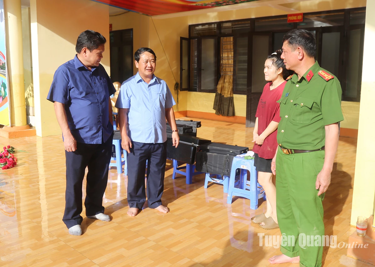 លេខាបក្សខេត្ត Hau A Lenh បានចុះត្រួតពិនិត្យការងារសង្គ្រោះគ្រោះមហន្តរាយនៅអនុវិទ្យាល័យ Yen Bien សង្កាត់ Ha Giang 2។