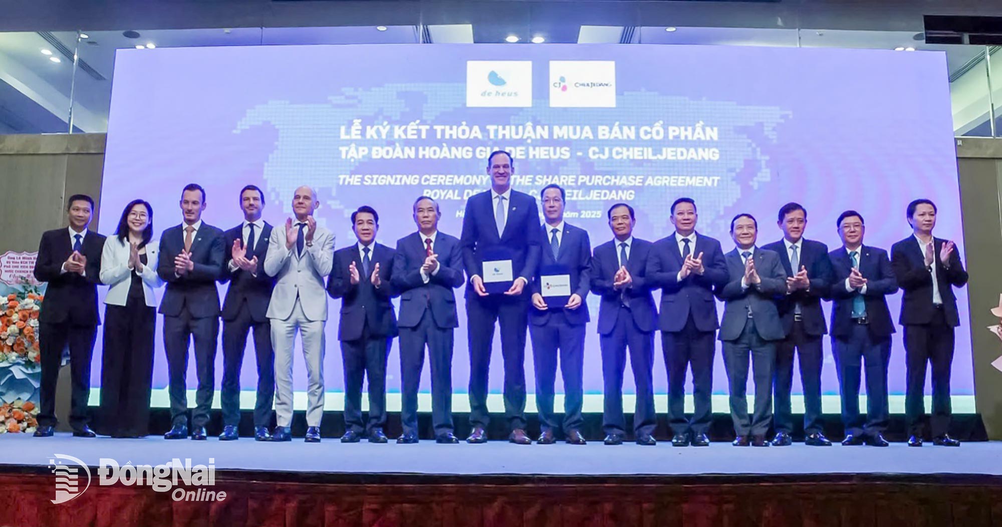 Delegates congratulated the successful signing ceremony.