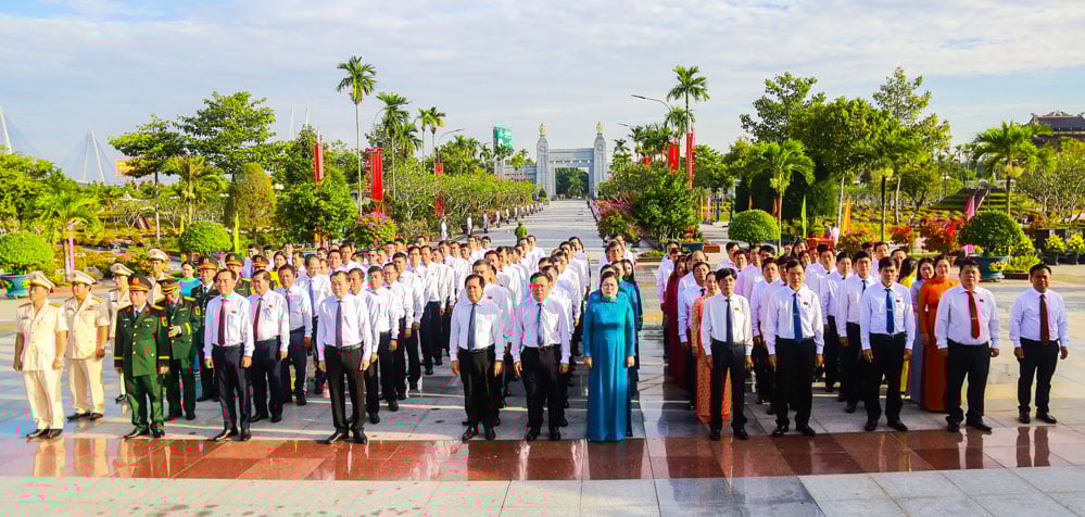Delegates attending the Provincial Party Congress visited the heroic martyrs at the provincial martyrs cemetery. Photo: NGUYEN THINH