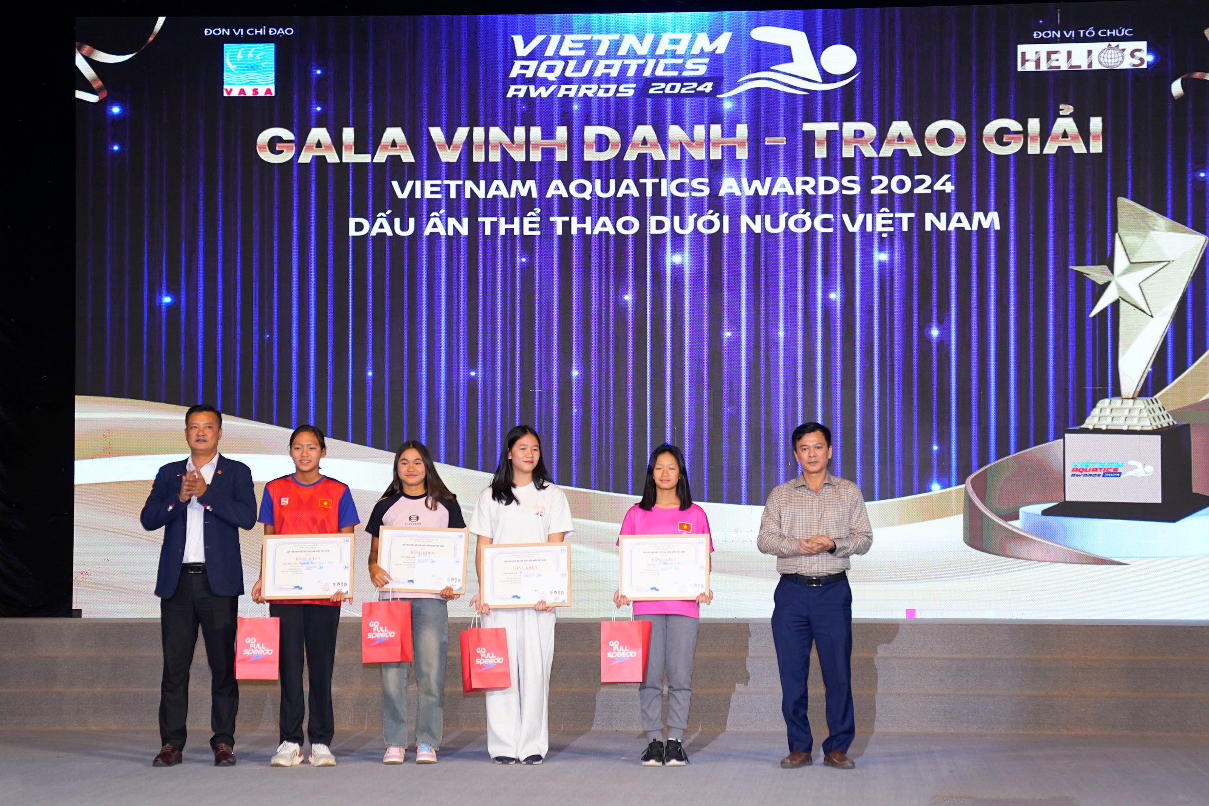 Kình ngư Nguyễn Huy Hoàng, Mỹ Tiên là VĐV bơi xuất sắc nhất năm 2024- Ảnh 4.