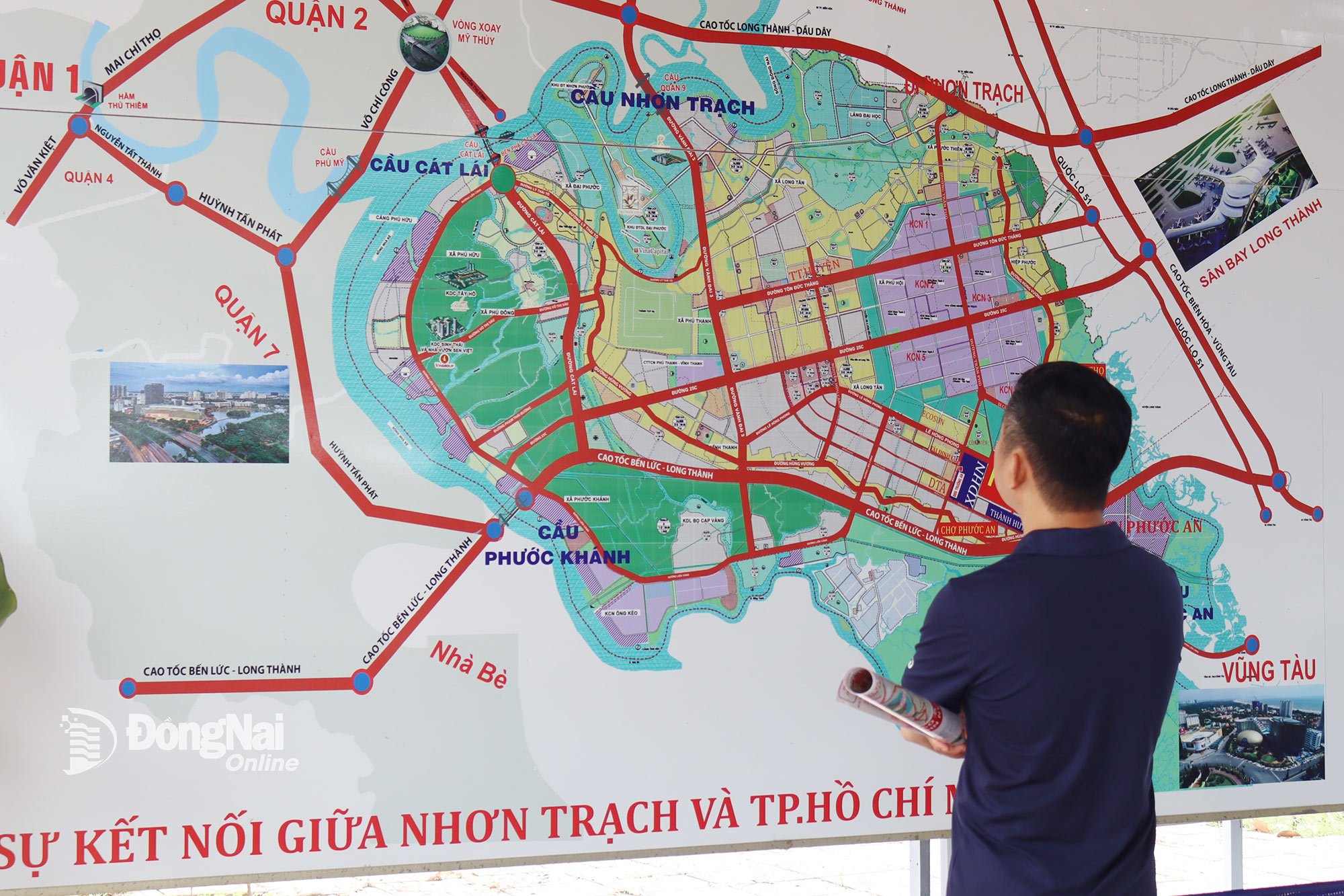 Menschen betrachten die Projektkarte gemäß der Planung in der Gemeinde Nhon Trach, Provinz Dong Nai. Foto: Hoang Loc 