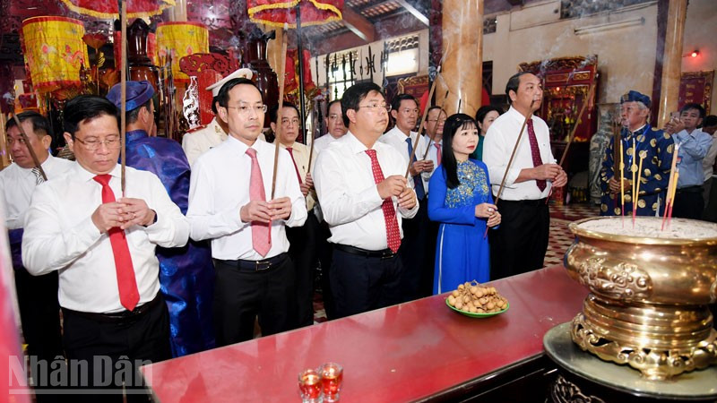 Die Führer der Provinz An Giang opferten dem Nationalhelden Nguyen Trung Truc Weihrauch, bevor sie zur Vorbereitungssitzung des 1. Provinzparteitags (2025–2030) eintraten. (Foto: PHUONG VU)