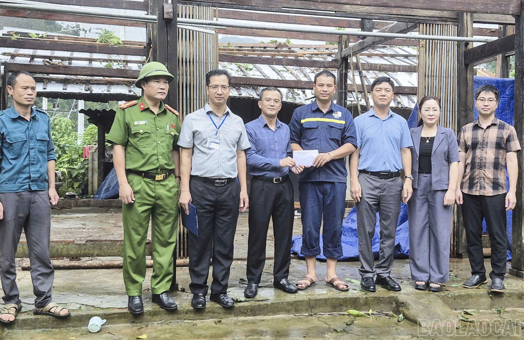 baolaocai-br_trao-ho-tro-cho-gia-dinh-ly-thi-bich-thon-nam-chon.jpg