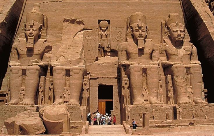 Có bốn bức tượng khổng lồ. Mặt tiền đền nổi bật với bốn tượng Ramses II ngồi, mỗi bức cao khoảng 20 mét, thể hiện sự uy nghiêm của nhà vua. Ảnh: Pinterest.