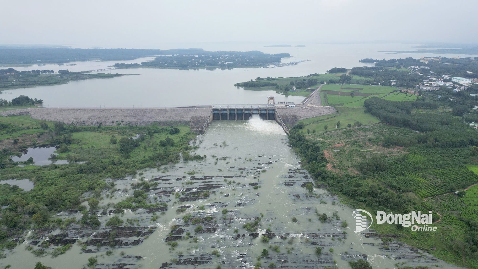 Tri An Hydropower Plant increased spillway discharge from 1 p.m. on October 2. Photo: Hoang Loc